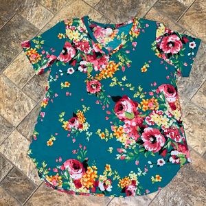 Boutique floral top. V neck. Rounded hem. NWOT. Excellent condition.